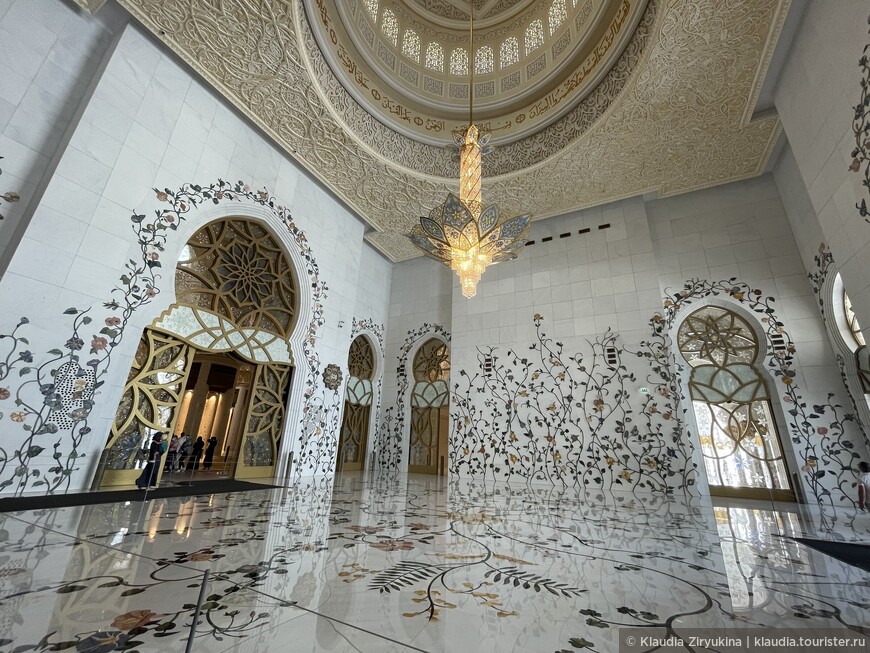 Главная мечеть ОАЭ, по 3 параметрам занесенная в Книгу Рекордов Гиннесса.