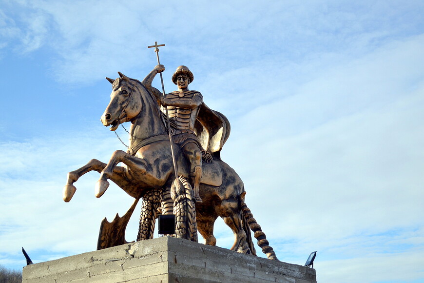 Еще не достроенная скульптура Георгия-Победоносца в 2017г.