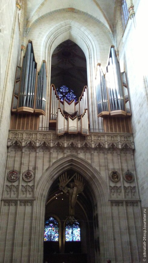 Органная музыка звучит в храме во время воскресной службы.
