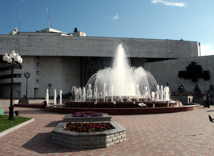 Cвето-музыкальный фонтан перед зданием филармонии