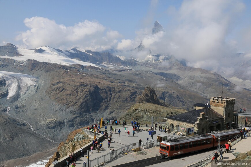 Выйдя из поезда, туристы тут же оказываются в окружении фантастических гор и ледников.