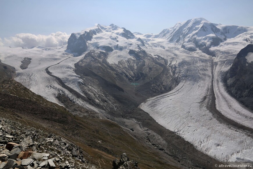 Место слияния (слегка подтаявшее) двух ледников: Горнера (слева) и Гренца (справа).