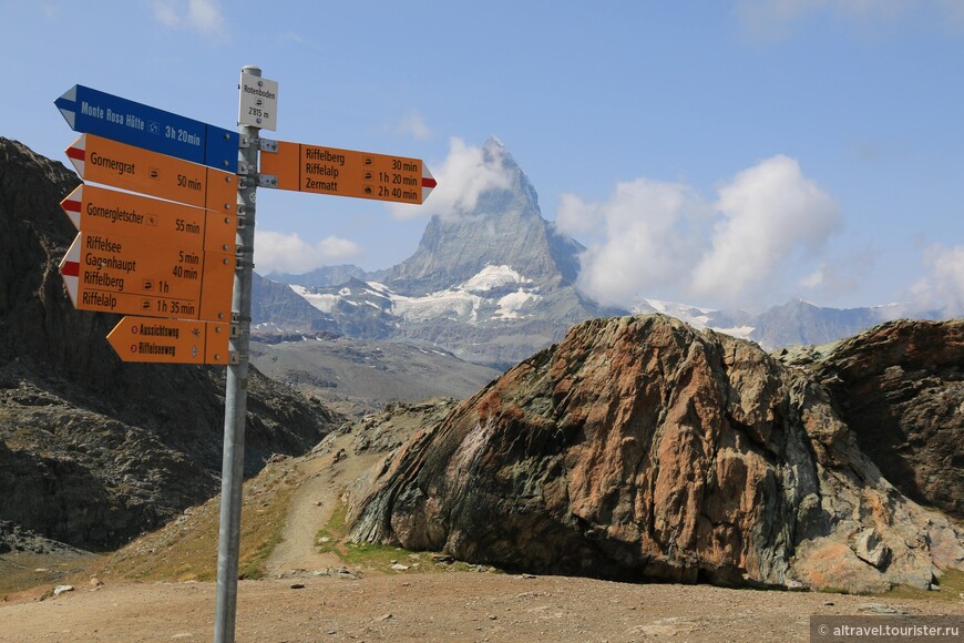 В швейцарских Альпах невозможно заблудиться - все тропы подписаны. Некую путаницу, правда, вносит указание расстояний во времени ходьбы. У нас рутинно получалось в 2-3 раза больше из-за частых остановок на фотографирование. Лучше бы расстояния указывались в метрах. Это, пожалуй, единственное небольшое пожелание к прекрасной швейцарской организации альпийского туризма.