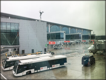 В аэропортах Стамбула приостановлены рейсы