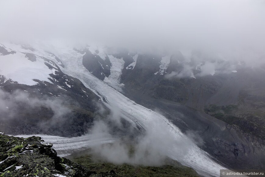 Соединение двух ледников Vadret Pers и Мортерач, пик Бернина, который отсюда смотрится захватывающе, за плотной завесой тумана. 