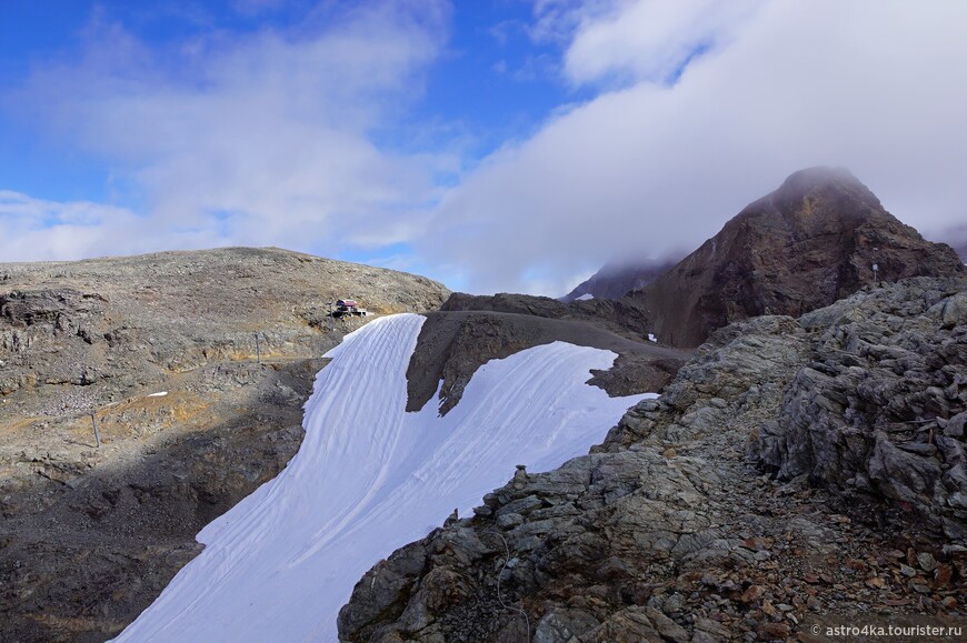 Лыжная станция с трассой и пологая вершина Sass Queder слева, на которую забежал Вальд.