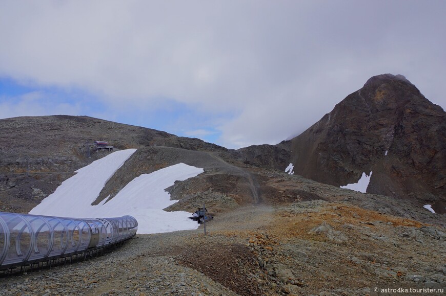 Пологая вершина Sass Queder чуть левее, с правой стороны высится пик Trovat, к нему маршрут с альпинистким снаряжением.