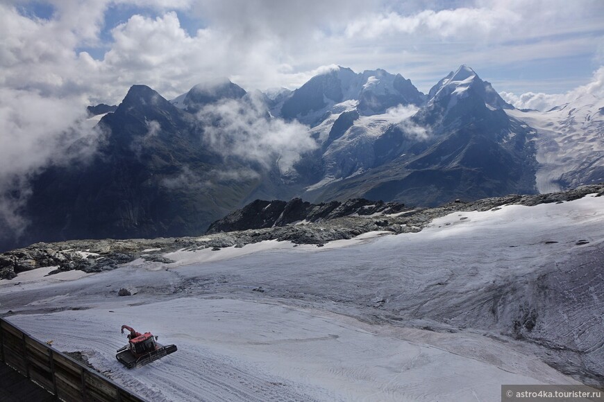 По центру пик Бернина 4049 м., правее пик Розег 3937 м., между ними ледник Vadret da Tschierva.
