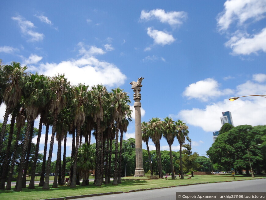 Красивый парк Трес-де-Фебреро в Буэнос-Айресе