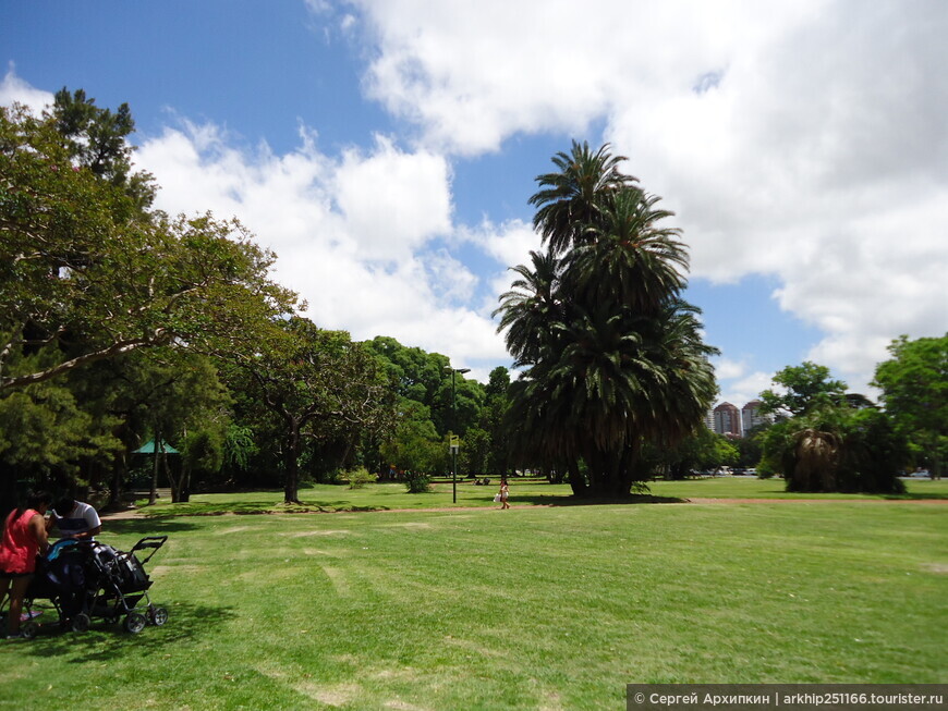 Красивый парк Трес-де-Фебреро в Буэнос-Айресе