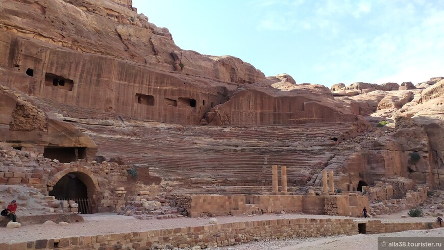 Затерянная в скалах розовая Петра. Иордания