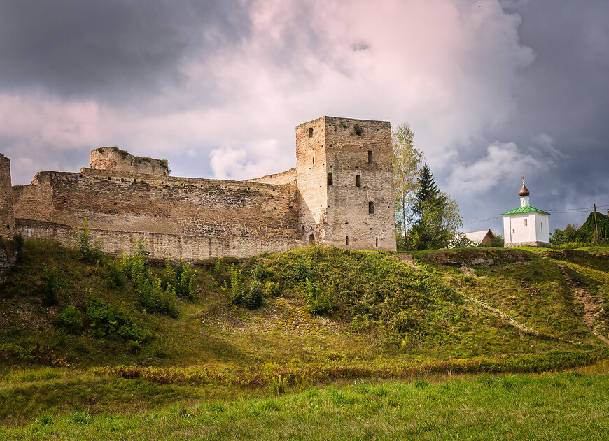 Изборская крепость и Корсунская часовня