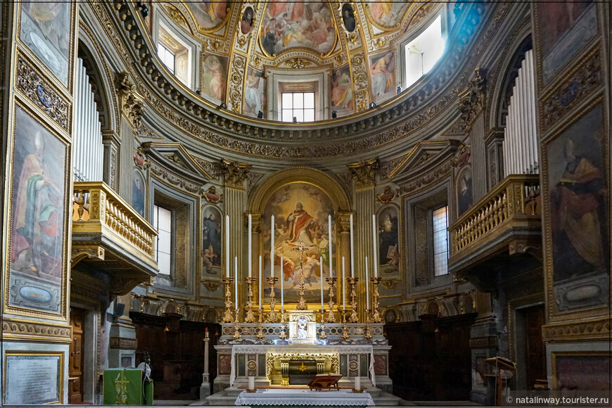 Главный алтарь с орнаментом из полихромного мрамора. Был спроектирован Себастиано Киприани в 1725 году и перестроен в XIX веке.