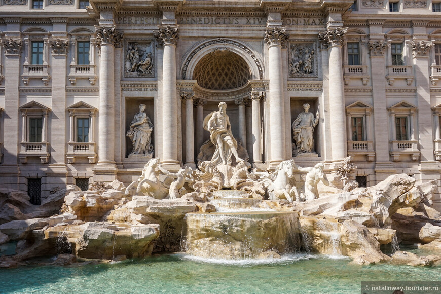 Согласно примете, если бросишь монетку в воду этого фонтана, обязательно вернешься в Рим. Верят в это многие: каждый год со дна фонтана, выуживают около миллиона евро.