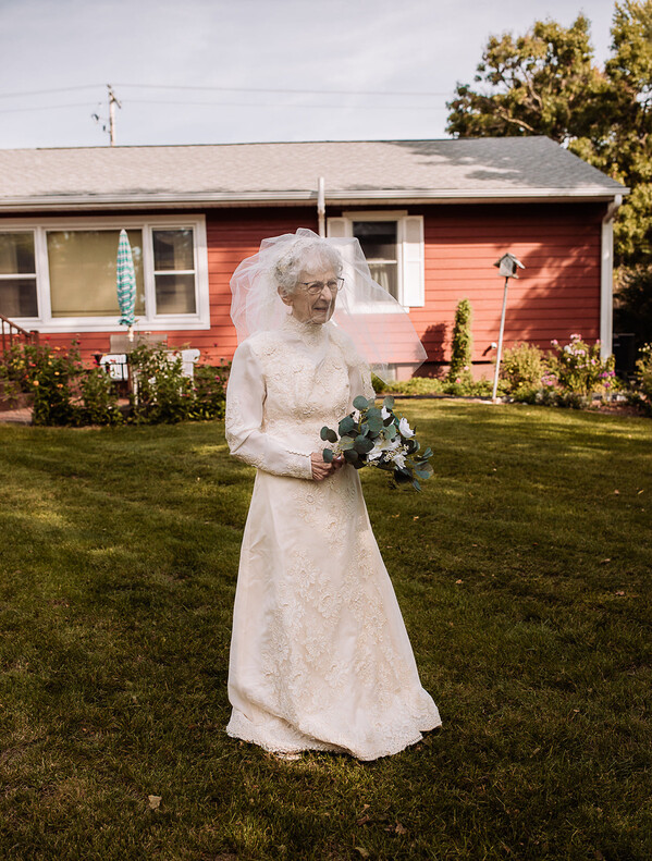Пожилая пара из США повторила свою свадьбу спустя 77 лет, чтобы сделать фотографии церемонии для семейного альбома