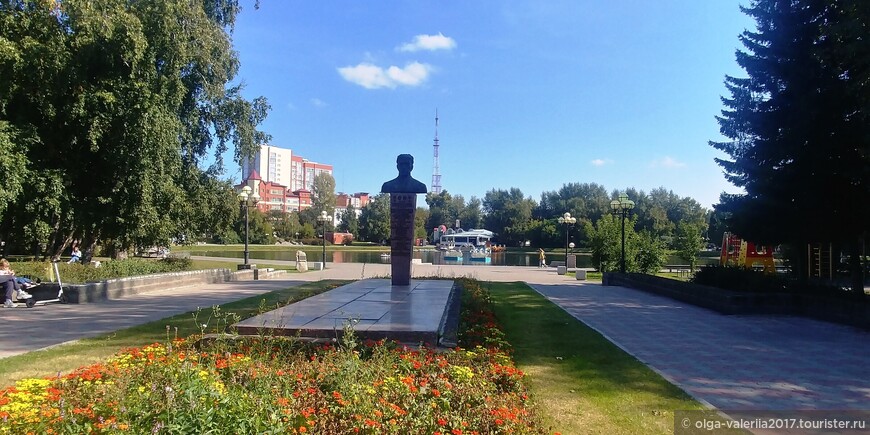 Памятник Н.Н.Руковишникову на берегу Белого озера.