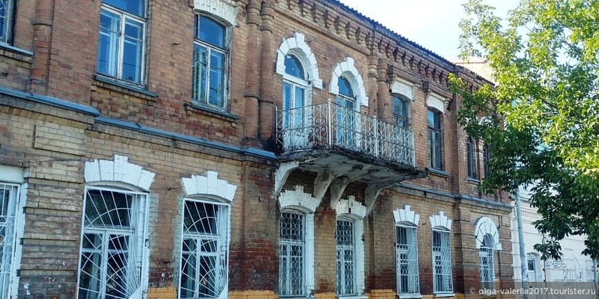 Дом на Соляной площади. Окна разных форм и ажурный балкон украшают здание.