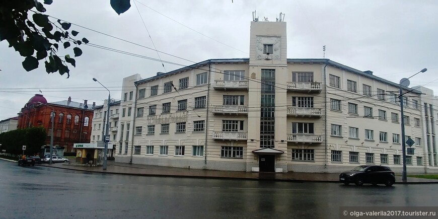 Учебный корпус Архитектурного университета , в прошлом общежитие Мукомольного института. Центральный фасад выходит на перекресток Соляной площади.