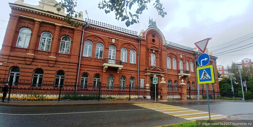  Бывшее здание окружного суда на Соляной площади Томска.

