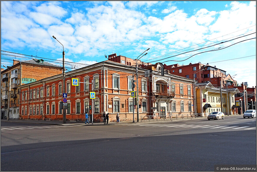 Дом справа в желтых тонах построен в 1898 году мещанкой  Усковой специально для гостиницы «Россия», в то время эта гостиница была лучшей в городе.