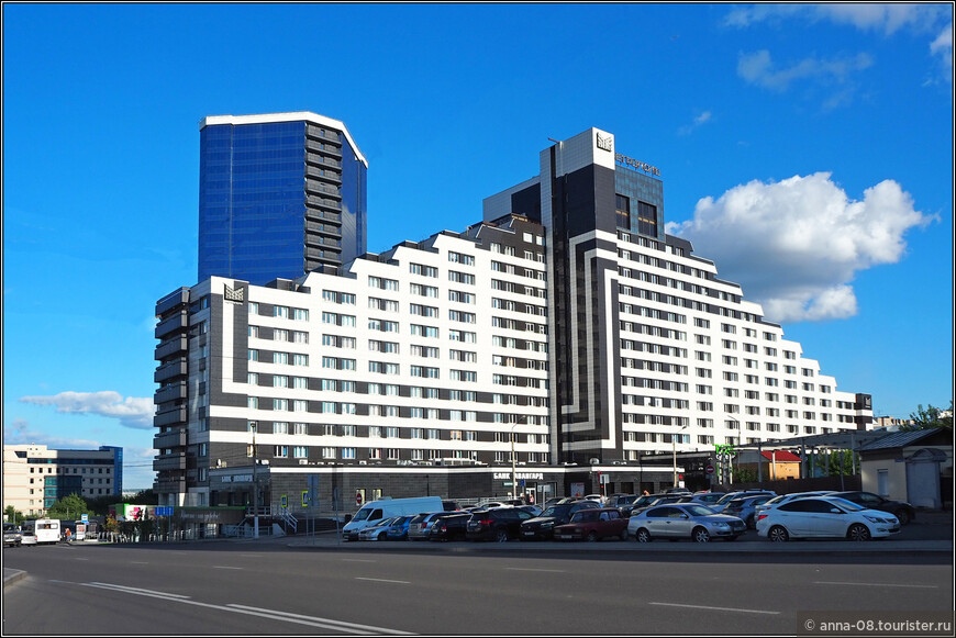 Слева возвышается знаменитый долгосторой Красноярска - здание «КАТЭКНИИуголь», его строят с 1980-х годов. Достраивали уже как бизнес-центр «Панорама». Судя по тому, что вечерами включается подсветка, дело идет к заселению.