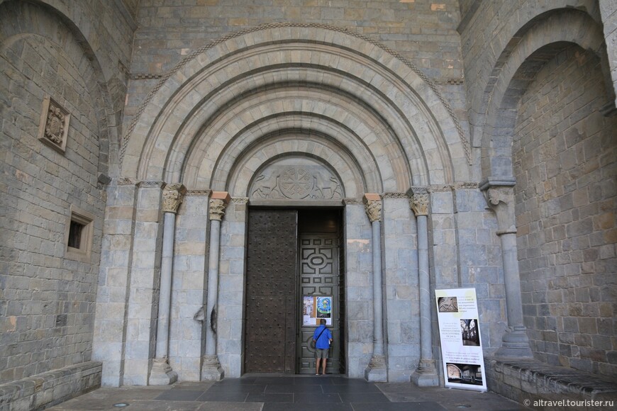 Собор Хаки: главный входной портал 11-го века.