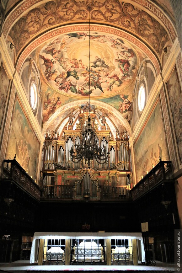 Центральная апсида собора с ракой Св. Евросии (в центре).