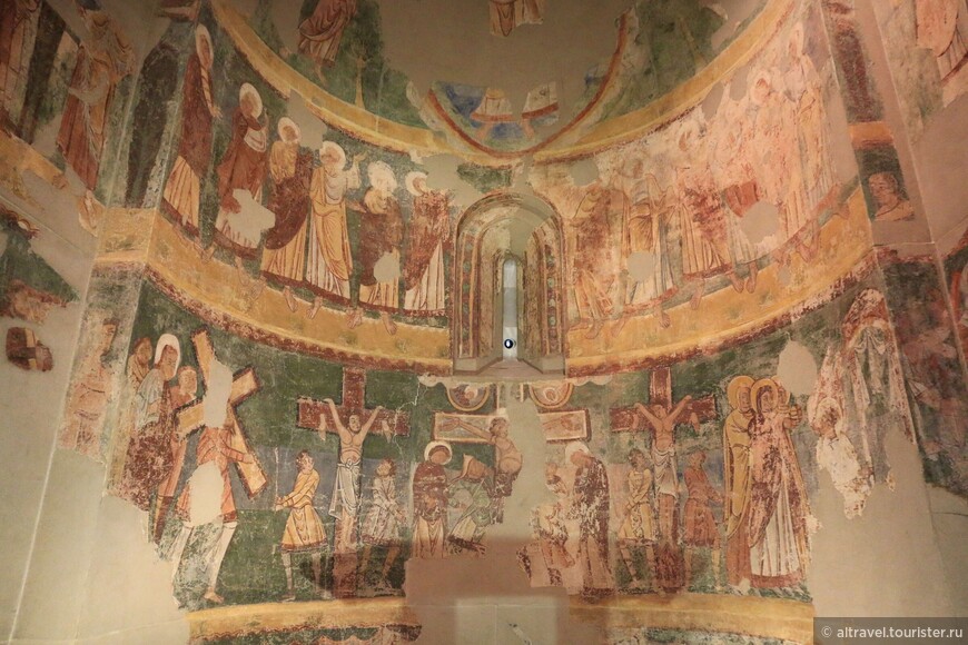 Фрагмент фресок Багуэса: распятие Христа, апостолы и Вознесение.