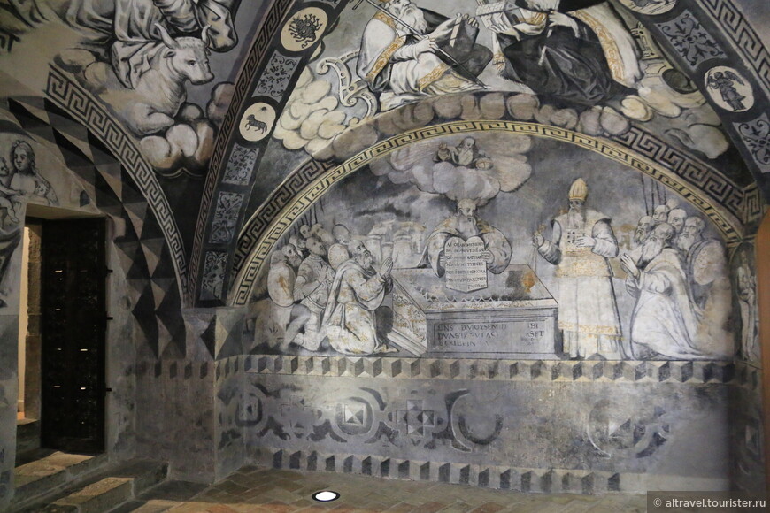 Роспись начала 16-го века в технике «гризайль» - в градациях одного тона. Изображён Моисей, получающий от Бога скрижали с Десятью Заповедями.