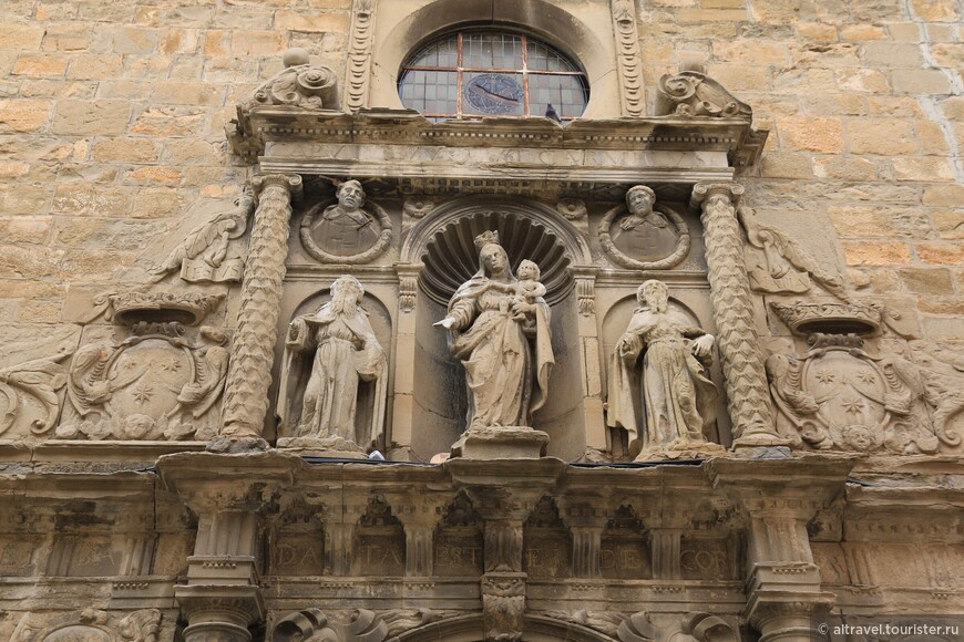 Фасад церкви Nuestra Señora del Carmen середины 17-го века в стиле раннего барокко.