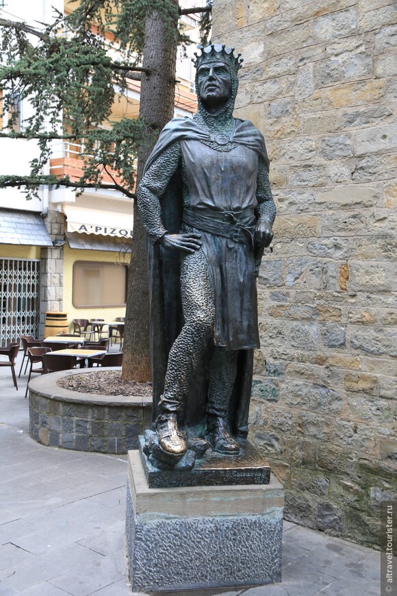 Памятник Рамиро I - первому королю Арагона.

