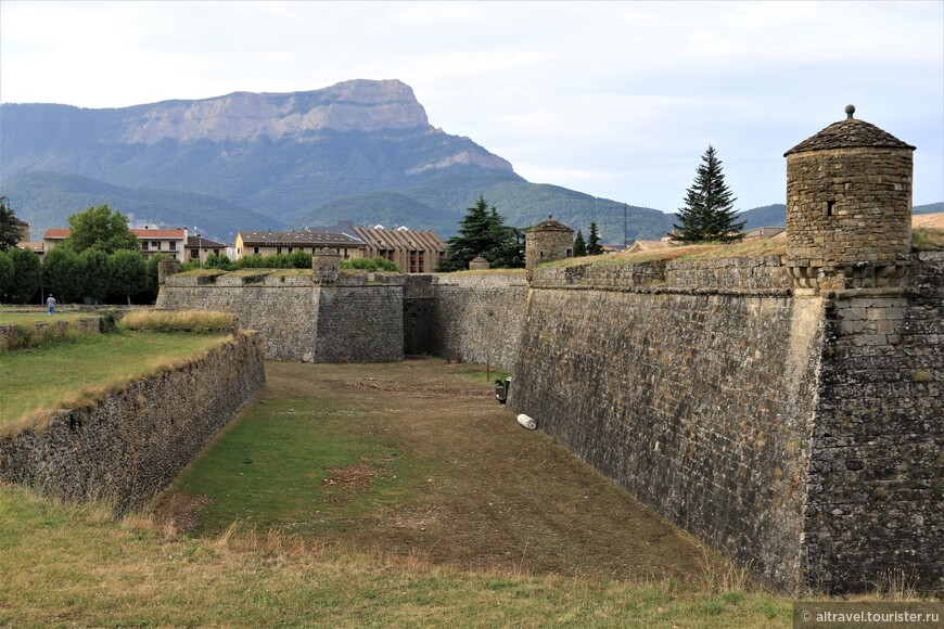 Крепость-цитадель: вид снизу.