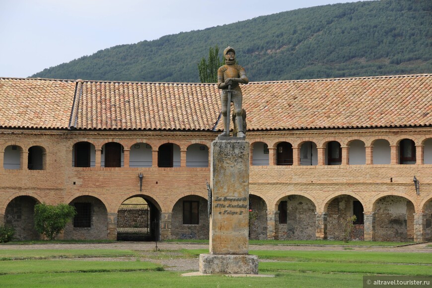 Статуя Филиппа II во дворе крепости.