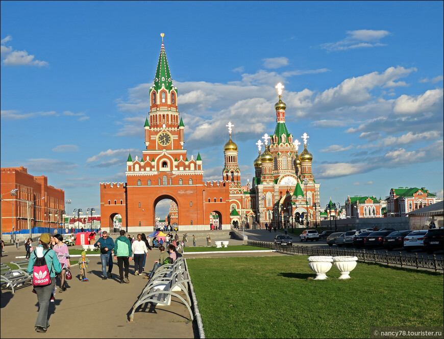 Первое же увиденное здание на секунду перенесло нас в Москву. Называется это строение Благовещенская башня, но за счет размещенных на ней часов - уменьшенной копии знаменитых московских курантов - очень напоминает башню Спасскую.