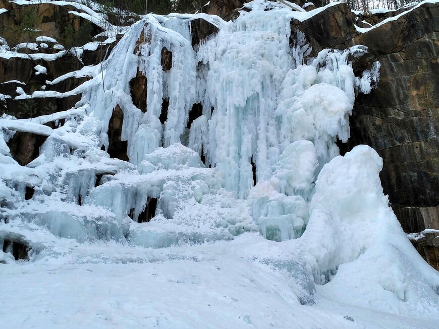 Ледяной водопад <br/> на Столбах в Красноярске