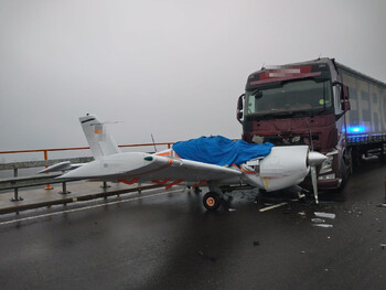 В Германии самолёт с 72-летним пилотом сел на автобан и спровоцировал ДТП