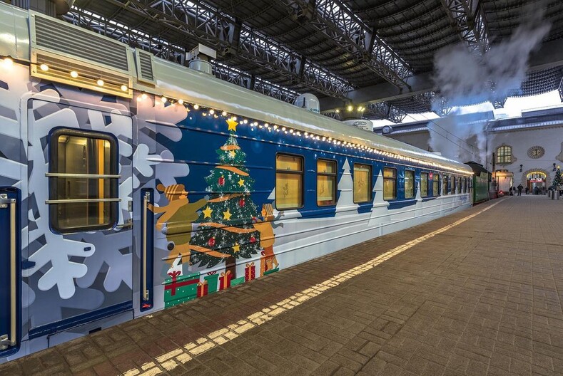 Поезд Деда Мороза уже в пути: больше месяца сказочный дедушка будет колесить по стране и поздравлять детей с Новым Годом