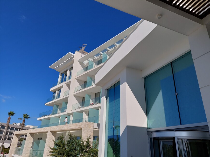 Концепция: пляжный отель категории Люкс для пар. Ключевые моменты: - первый отель на Кипре созданный дизайнерами специально для пар - 155 шикарных номера с прямым видом на море - наиболее комфортабельные условия и инфраструктура для пар - уникальные условия питания на полупансионе категории Премиум, которые включают в себя множество авторских блюд - отель расположен на первой линии, пляж награжден Голубым флагом ЕС - виды на живописную старую гавань и средневековый замок Пафоса - пешая доступность отеля от старой гавани, средневекового замка, променада с ресторанами и кафе.

