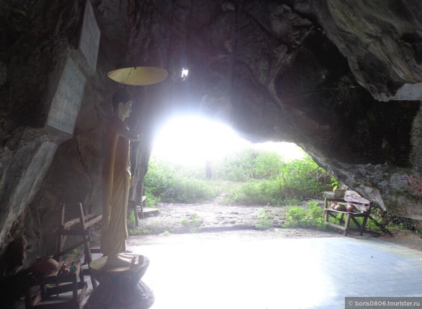 Скала с Буддами и ступами — часть природных «ворот» Мудона