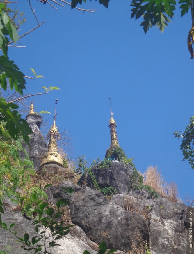 Скала с Буддами и ступами — часть природных «ворот» Мудона