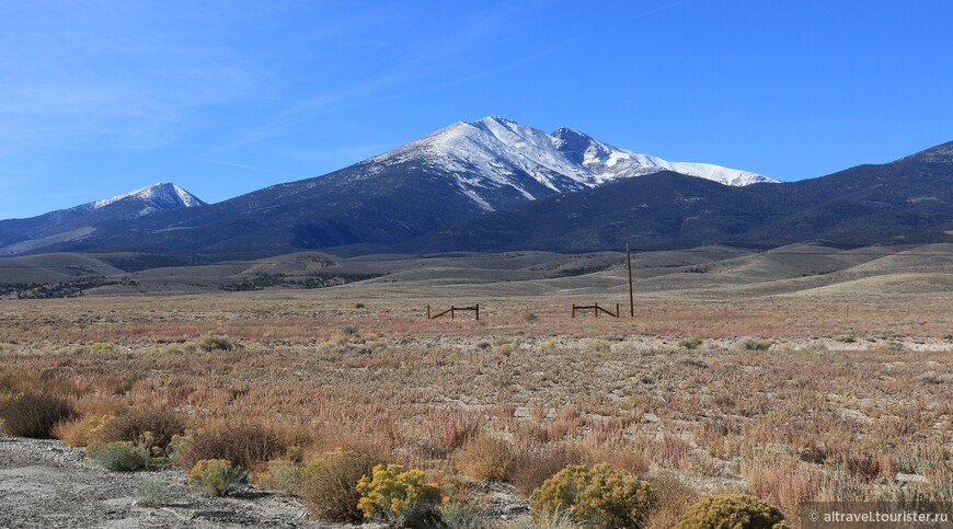 Виды на НП Грейт-Бейсин на подъезде к нему. По центру - гора Досо Дояби (Doso Doyabi, 3894 м), чуть правее и слегка сзади - главная вершина парка Уиллер Пик (Wheeler Peak, 3982 м).