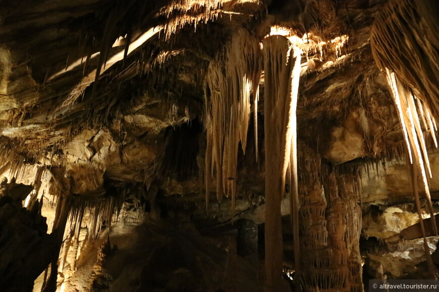 Сталактиты - это известковые наросты, свисающие с потолка пещеры - обычно в форме сосульки или тонкой трубочки - и образованные просачивающимися сквозь свод пещеры каплями, содержащими минерал кальцит.