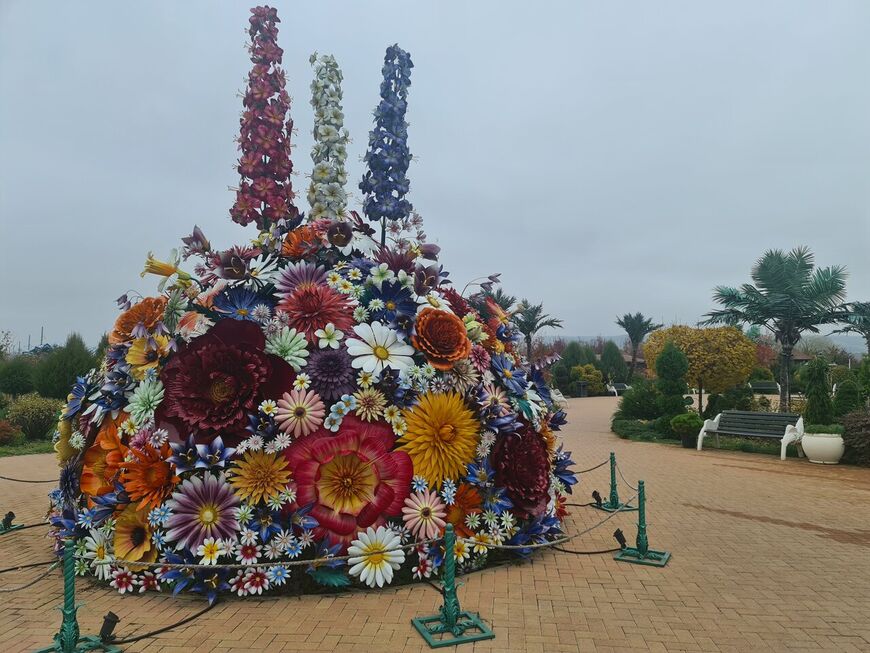 Огромный букет цветов у входа в парк