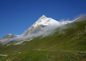 Вот они, две вершины в белых шапках, наш Игл Компас вдали и красавец Юерч (Ueertsch), который всего на 102 метра выше.