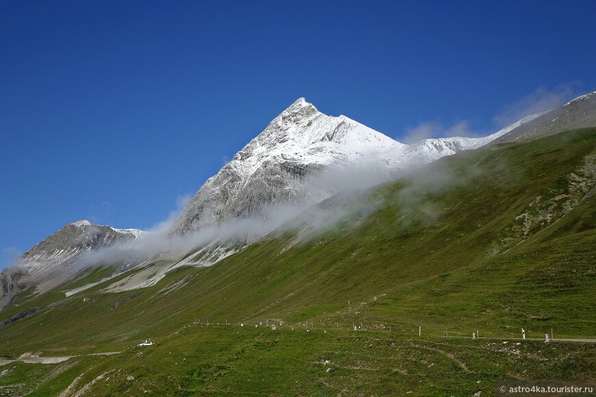Вот они, две вершины в белых шапках, наш Игл Компас вдали и красавец Юерч (Ueertsch), который всего на 102 метра выше.