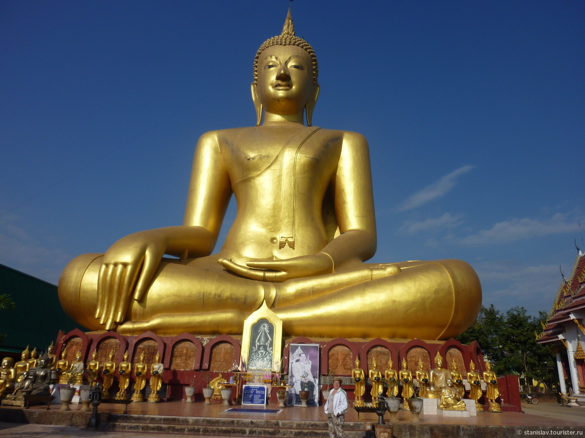 Дорог будды. Статуя Будды в Тайланде. Огромная Золотая статуя Будды храм в Тайланде. Идол Будда. Сидящий Будда Тайланд.
