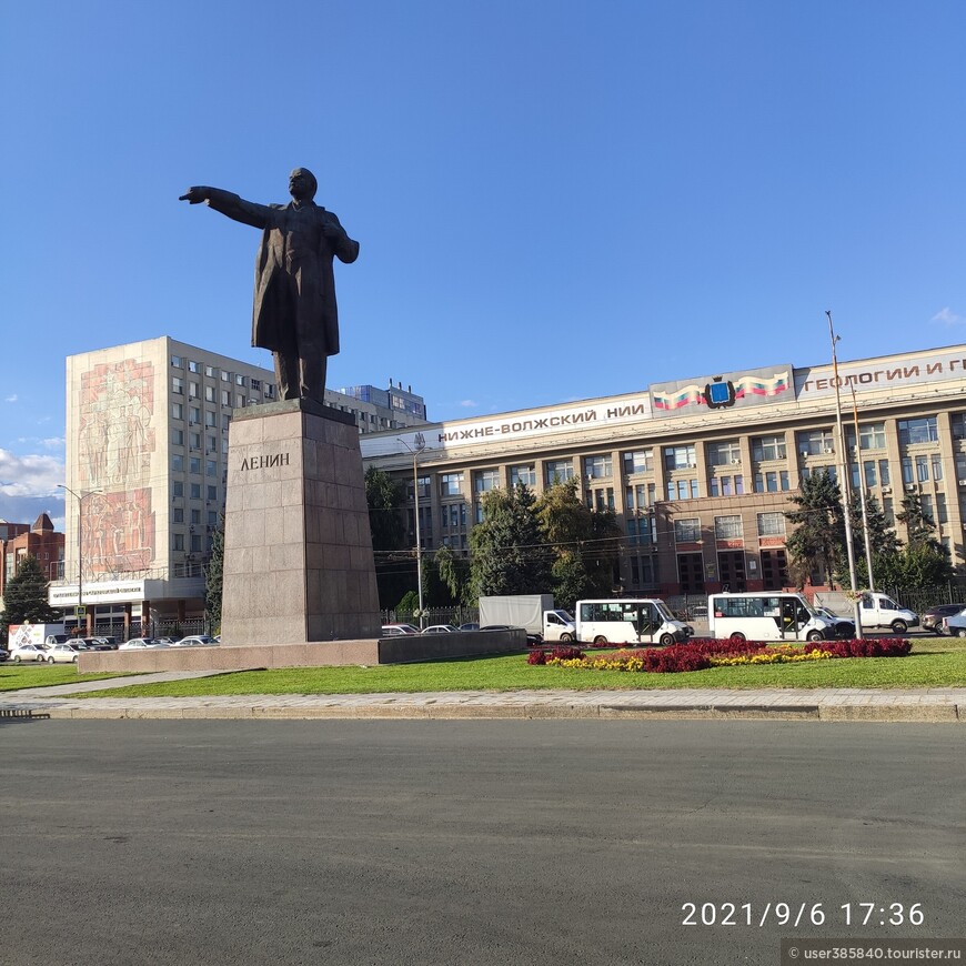 памятник В.И.Ленину, сзади институт геофизики