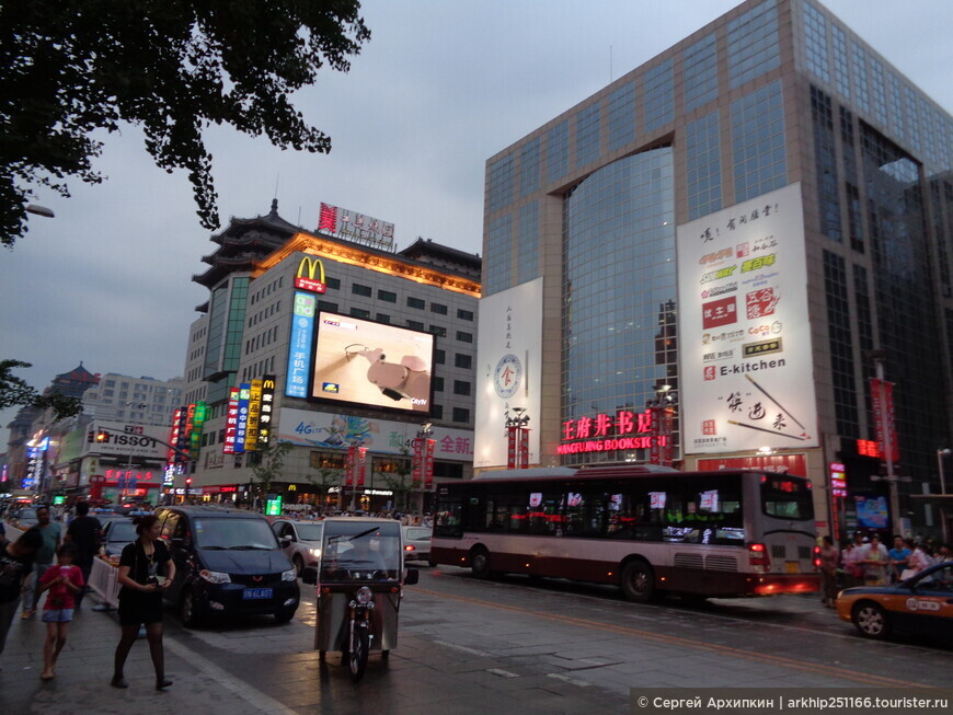 Самая знаменитая торговая улица Пекина — золотая улица Ванфуцзин