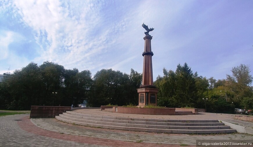 Монумент на площади 1812 года.