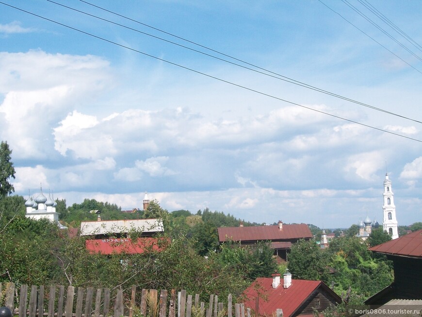 Возвышенность с красивым видом на городок и Волгу 